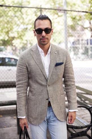Un jean à porter avec un blazer gris