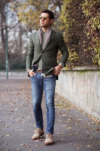 Un jean à porter avec un blazer gris