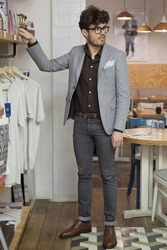 Un jean à porter avec un blazer gris