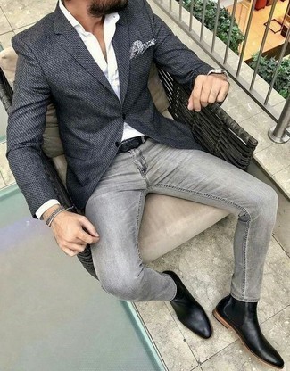 Un jean à porter avec un blazer gris
