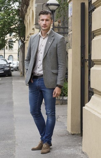 Un jean à porter avec un blazer gris