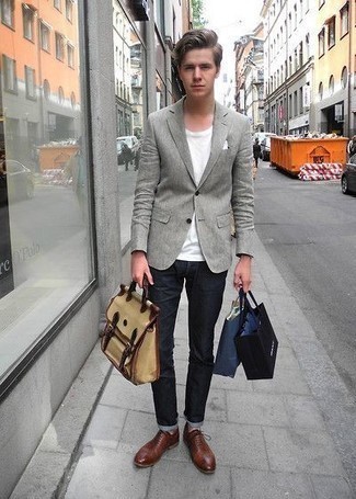 Un jean à porter avec un blazer gris