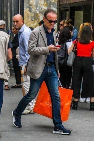 Un jean à porter avec un blazer gris