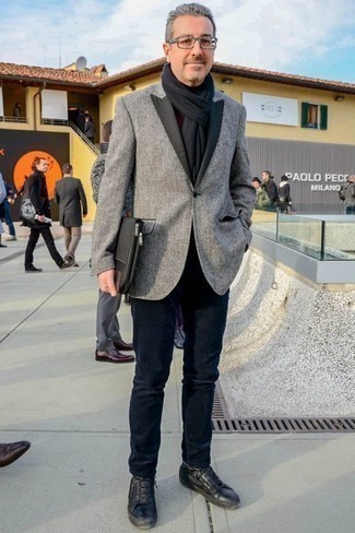 Un jean à porter avec un blazer gris
