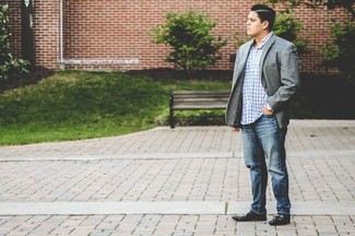 Un jean à porter avec un blazer gris