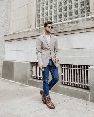 Un jean à porter avec un blazer gris