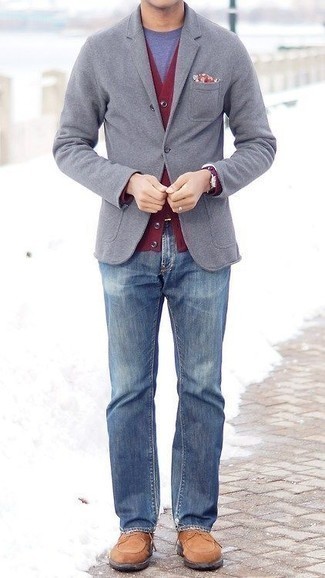 Un jean à porter avec un blazer gris