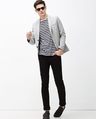 Un jean à porter avec un blazer gris
