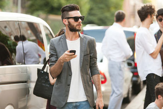 Un jean à porter avec un blazer gris