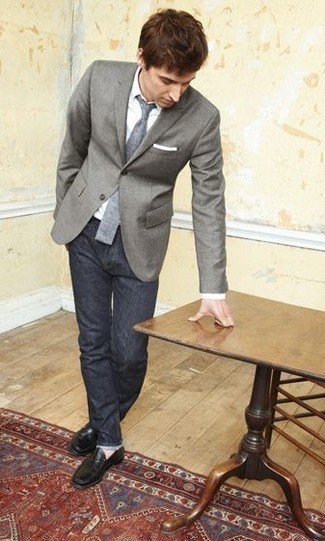 Un jean à porter avec un blazer gris