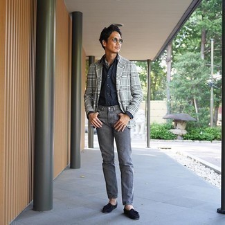 Un jean à porter avec un blazer gris