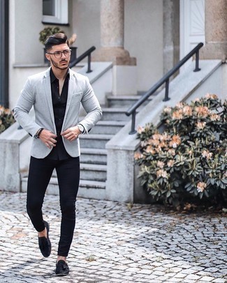 Un jean à porter avec un blazer gris