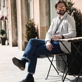 Un jean à porter avec un blazer gris