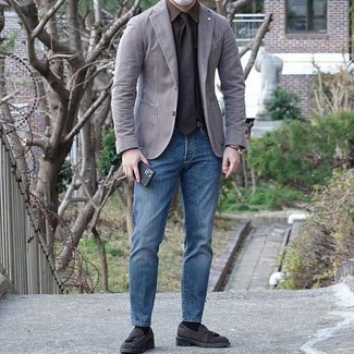 Un jean à porter avec un blazer gris