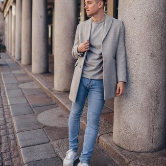 Un jean à porter avec un blazer gris