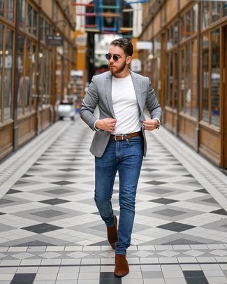 Un jean à porter avec un blazer gris
