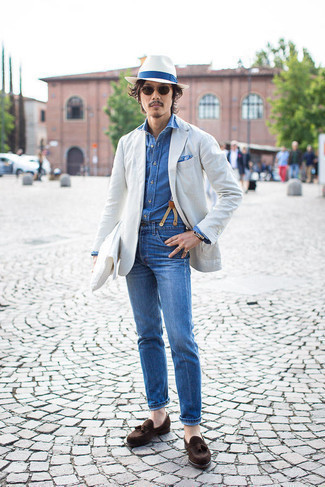 Un jean à porter avec un blazer gris