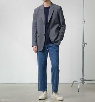 Un jean à porter avec un blazer gris
