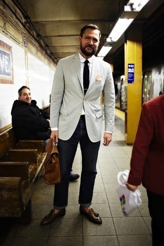 Un jean à porter avec un blazer gris