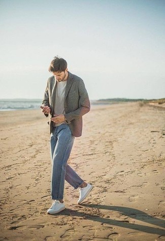Un jean à porter avec un blazer gris