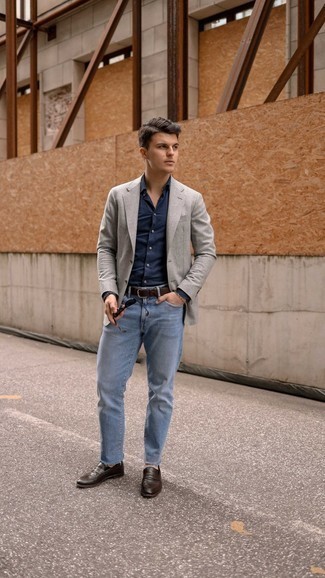 Un jean à porter avec un blazer gris