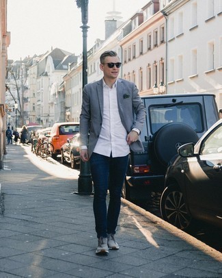 Un jean à porter avec un blazer gris