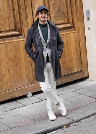 Un jean à porter avec un blazer gris