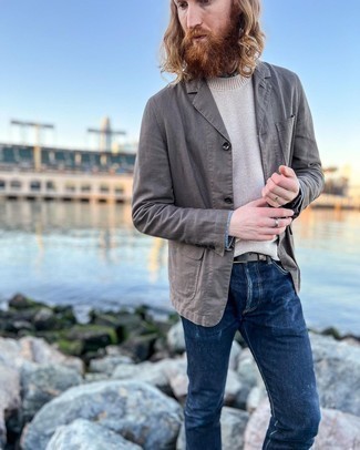 Un jean à porter avec un blazer gris