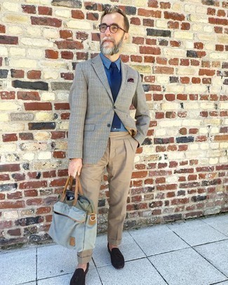 Comment porter une serviette grise pour un style elégantes