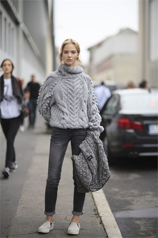 Comment porter un pull torsadé gris