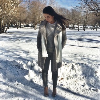 Comment porter un pull torsadé gris