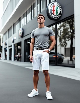 Comment porter une ceinture en toile grise en été