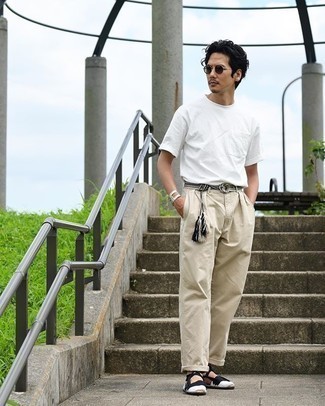 Comment porter une ceinture en toile grise en été