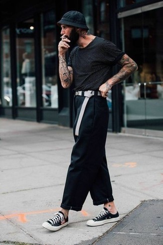 Comment porter une ceinture en toile grise en été