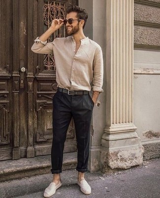Comment porter une ceinture en toile grise en été