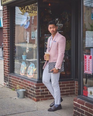 Comment porter une pochette en toile grise