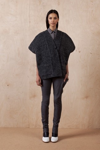 Comment porter un manteau cape gris
