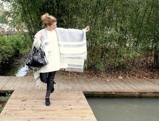 Comment porter un manteau cape gris