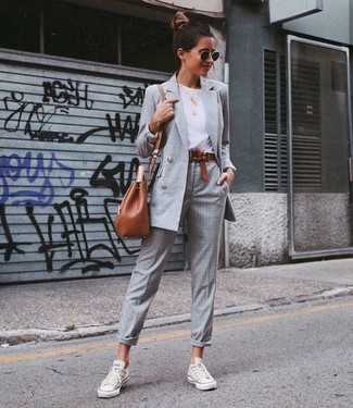 Comment porter un blazer croisé à carreaux gris