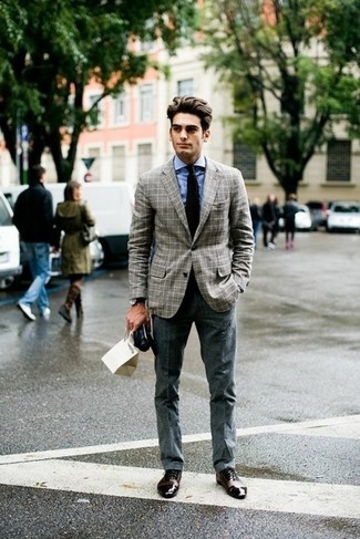 Comment porter une veste à carreaux grise en été