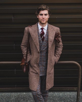 Comment porter une veste à carreaux grise quand il fait froid