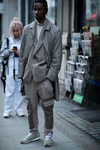 Comment porter une veste à carreaux grise quand il fait froid