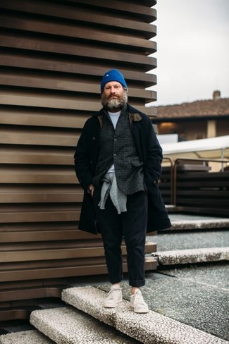 Comment porter une veste à carreaux grise quand il fait froid