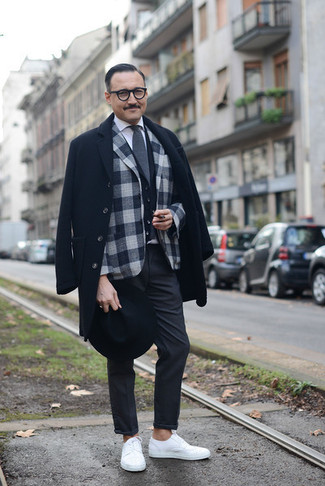 Comment porter une veste à carreaux grise quand il fait froid
