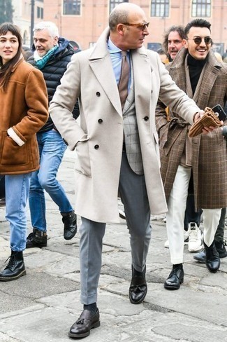 Comment porter une veste à carreaux grise quand il fait froid