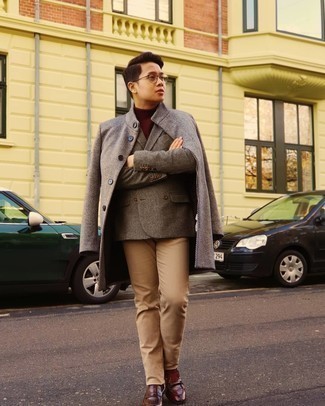 Comment porter une veste à carreaux grise quand il fait froid