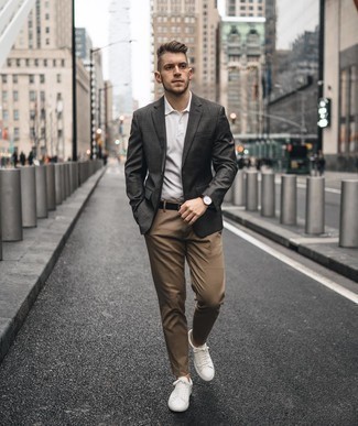 Comment porter une veste à carreaux grise en été