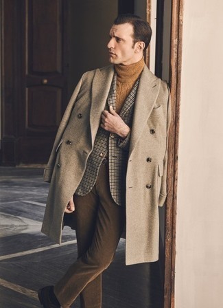 Comment porter une veste à carreaux grise quand il fait froid