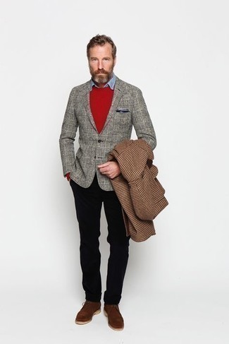 Comment porter une veste à carreaux grise quand il fait froid