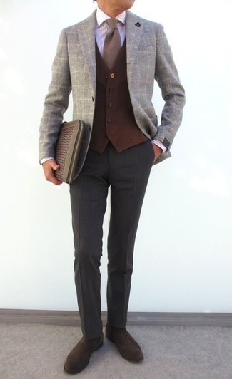 Comment porter un blazer en laine à carreaux gris avec des bottines chelsea en daim marron foncé